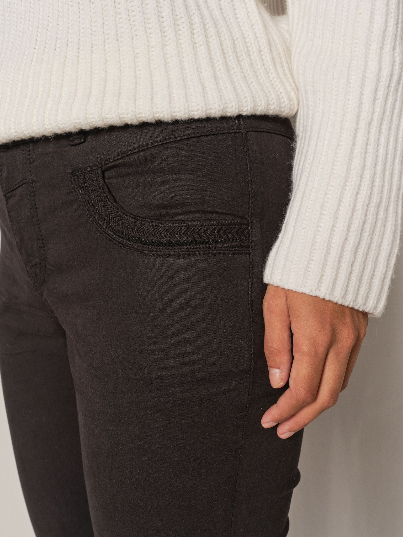 Modelshot / Black / Detail